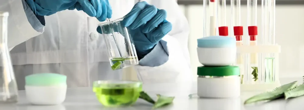 Nowe regulacje w branży kosmetycznej. Badanie surowców kosmetycznych w laboratorium.